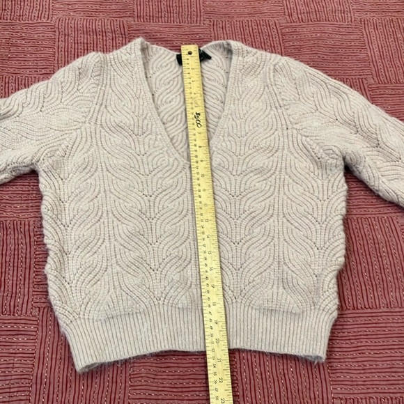 MINKPINK Cream V-Neck Sweater Classic Knit - Picture 7 of 15
